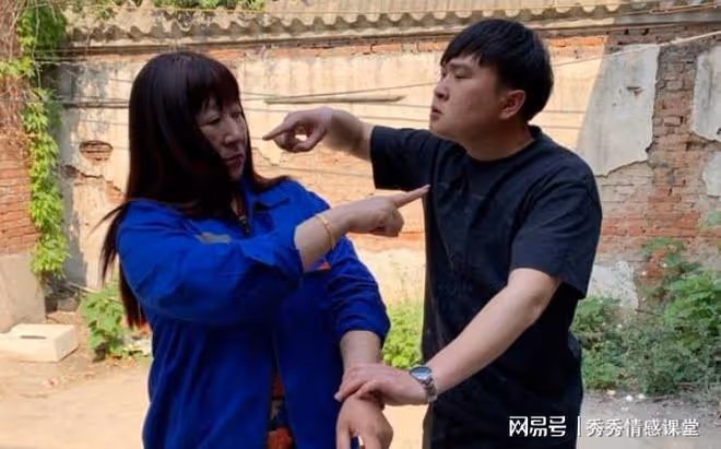 母親拋棄子女20年只顧享樂,晚年患病後慘遭現任拋棄,兒子:活該