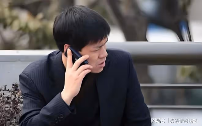 得知妻子和陌生男雙人游,我帶丈母娘去機場迎接,見面後我愣住了