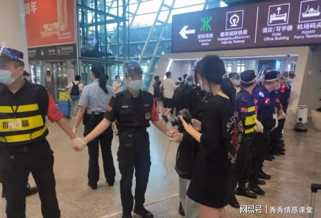 得知妻子和陌生男雙人游,我帶丈母娘去機場迎接,見面後我愣住了
