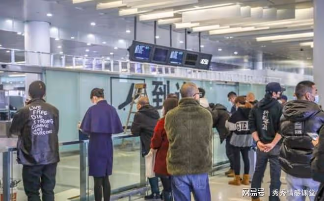 得知妻子和陌生男雙人游,我帶丈母娘去機場迎接,見面後我愣住了
