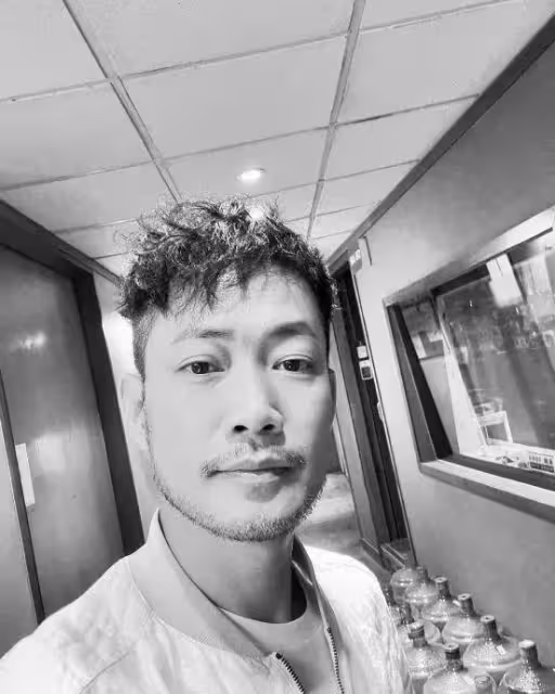 前TVB小生突然曬黑白照惹關注,網友擔心其情緒出問題,曾有一段婚姻