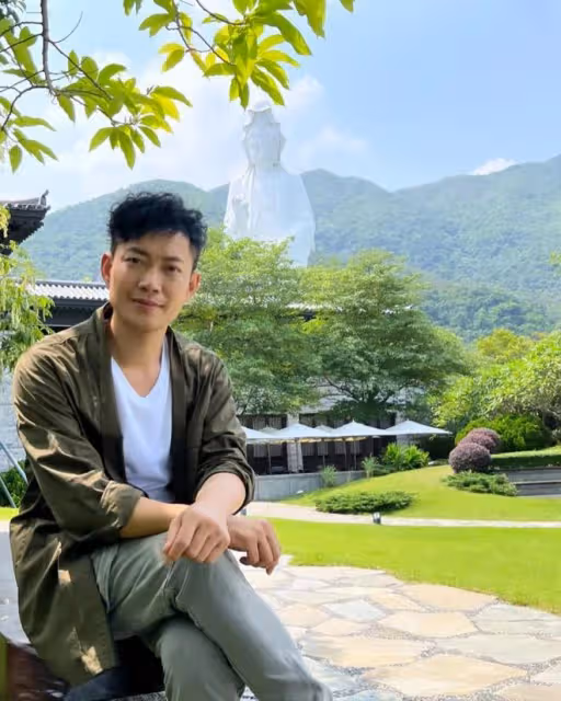 前TVB小生突然曬黑白照惹關注,網友擔心其情緒出問題,曾有一段婚姻