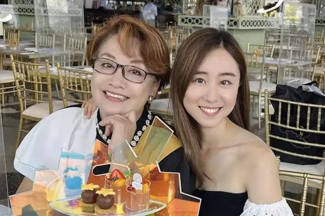 一生坎坷!67歲前港姐季軍曾患罕見病致半身癱瘓,感恩男友對她不離不棄