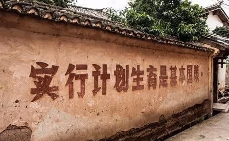 男子獨自照顧父母56年,父母去世後獲千萬遺產,大姐:必須平分
