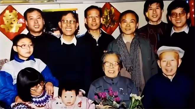 男子獨自照顧父母56年,父母去世後獲千萬遺產,大姐:必須平分
