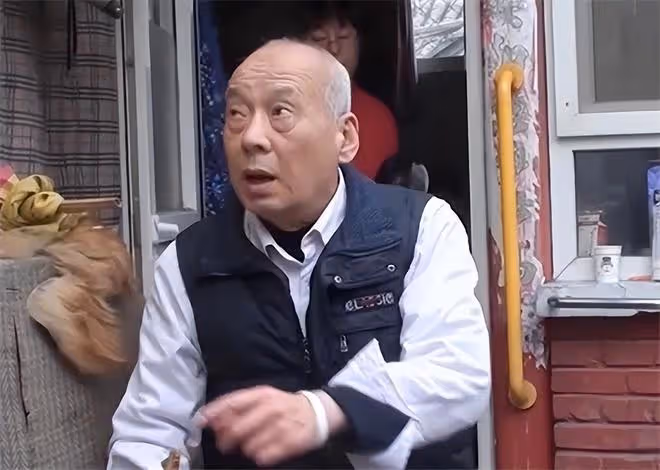 男子獨自照顧父母56年,父母去世後獲千萬遺產,大姐:必須平分