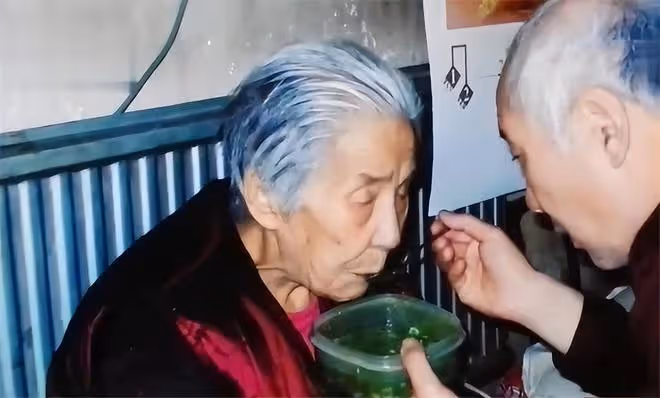 男子獨自照顧父母56年,父母去世後獲千萬遺產,大姐:必須平分