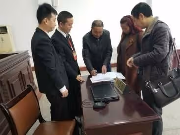 男子獨自照顧父母56年,父母去世後獲千萬遺產,大姐:必須平分
