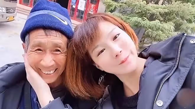 回顧老頭路邊撿棄嬰,靠撿垃圾養大,24年後女孩帶上億現金來報恩