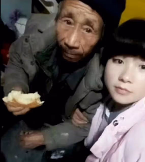 回顧老頭路邊撿棄嬰，靠撿垃圾養大，24年後女孩帶上億現金來報恩