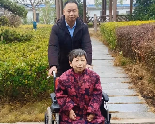 回顧湖南21歲姑娘見義勇為被捅9刀,小伙不離不棄34年,摯愛一人