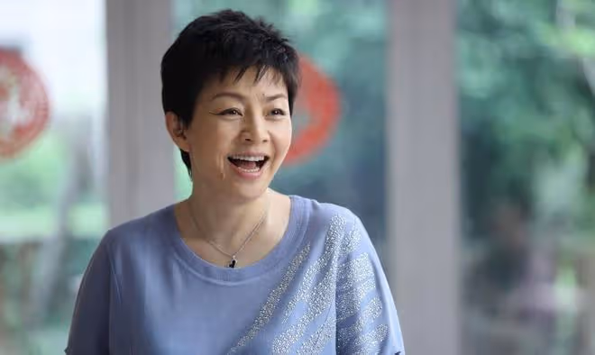 宋丹丹度假曝光神秘老伴,幸福家庭引關注,再婚生活美滿如初