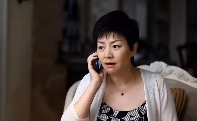 宋丹丹度假曝光神秘老伴,幸福家庭引關注,再婚生活美滿如初