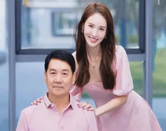 隱瞞了我們14年！原來金晨的親生父親是他，難怪她能大紅大紫
