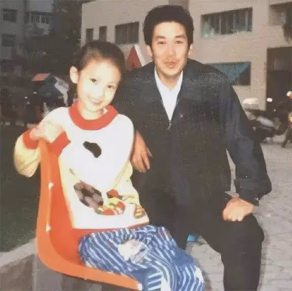 隱瞞了我們14年！原來金晨的親生父親是他，難怪她能大紅大紫