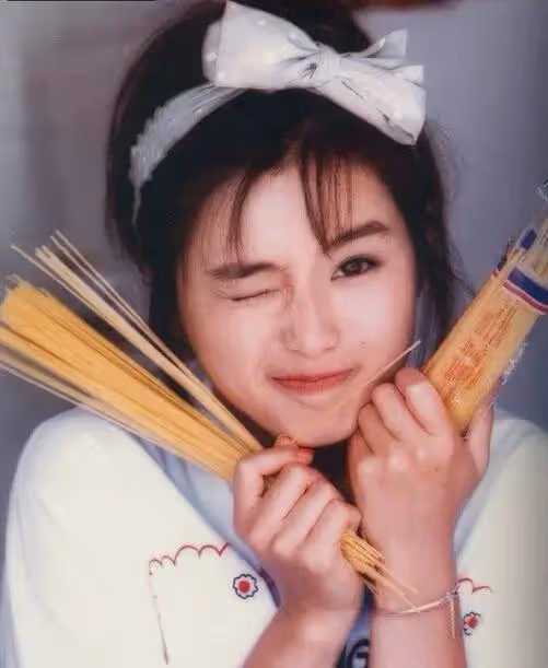 酒井法子：從初戀女神到「萬人罵」，她被渣男丈夫毀了下半生