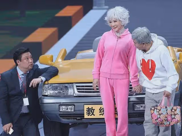61歲的蔡明，在另一種「性感」的路上，越走越遠