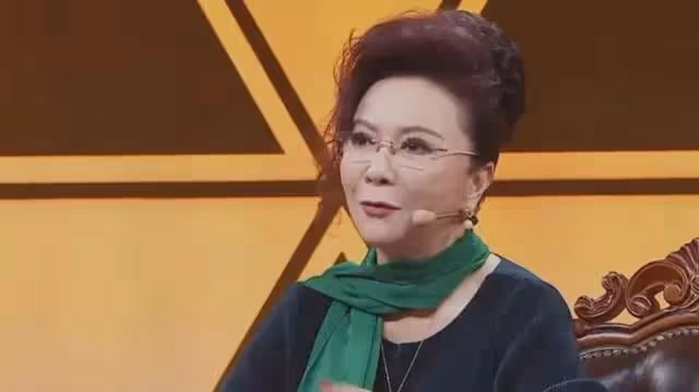 61歲的蔡明，在另一種「性感」的路上，越走越遠