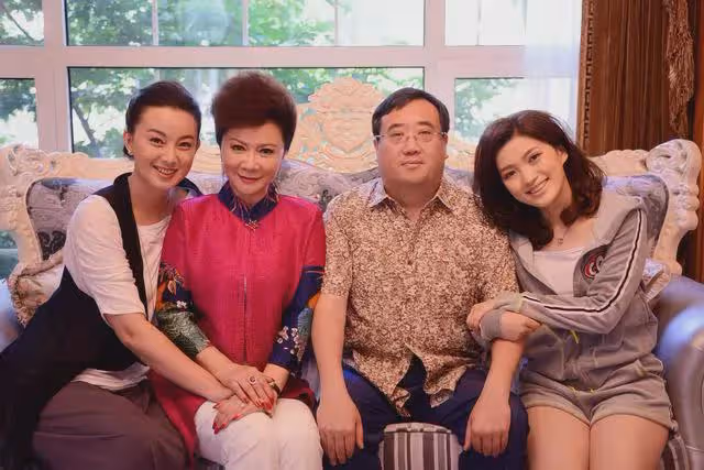 61歲的蔡明，在另一種「性感」的路上，越走越遠