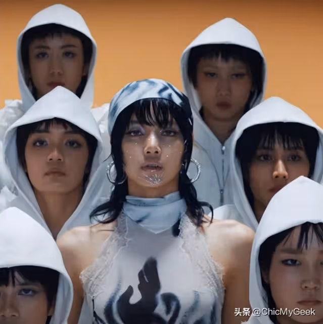 Lisa 30分鐘破紀錄,人間芭比大變樣!