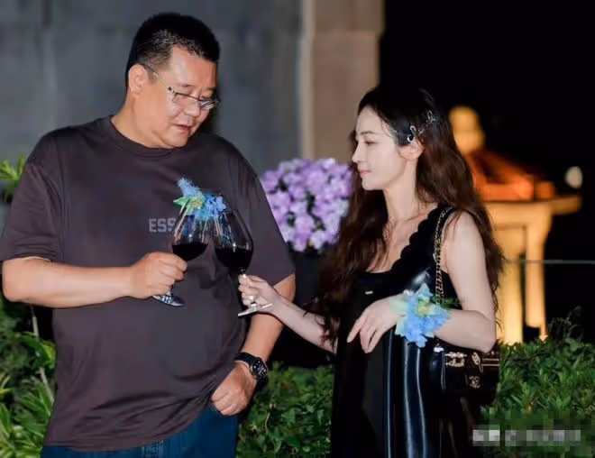 42歲姚笛罕見現身,自曝三年沒戲拍沒化妝,變化太大認不出