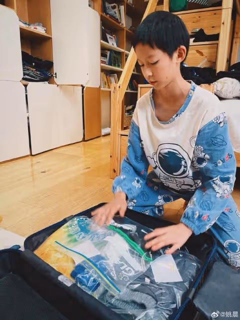 姚晨曬11歲兒子近照,土豆越長越像爸爸曹郁,父子倆似複製粘貼