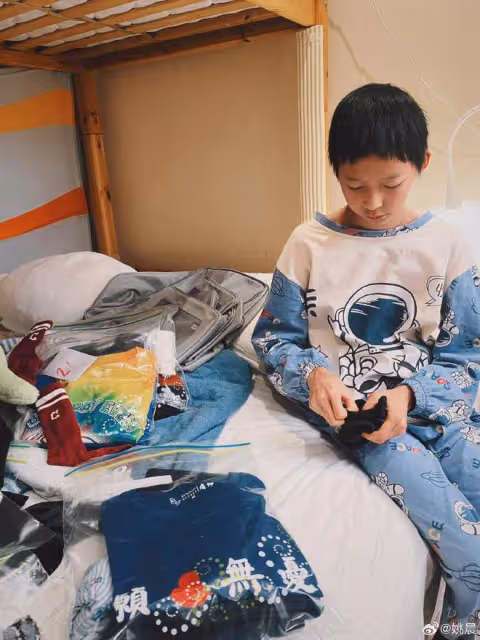 姚晨曬11歲兒子近照,土豆越長越像爸爸曹郁,父子倆似複製粘貼