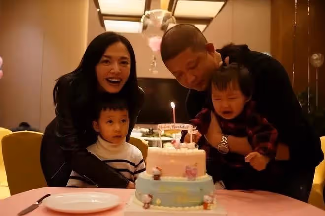 姚晨曬11歲兒子近照,土豆越長越像爸爸曹郁,父子倆似複製粘貼