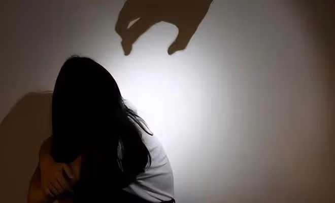 殘忍!青島三名學生禍害同學的漂亮母親,母子二人雙雙殞命