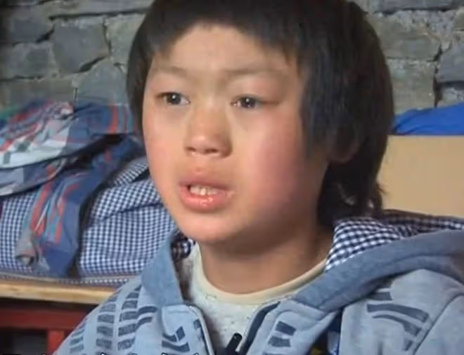 回顧14歲男孩獨守大山6年,只有一頭豬陪伴,每年僅有500元生活費