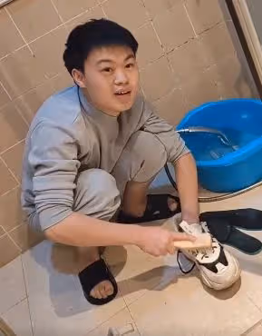 回顧14歲男孩獨守大山6年,只有一頭豬陪伴,每年僅有500元生活費