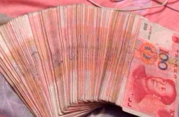 女子不顧反對借給閨蜜18萬,對方消失5年後出現:你把我害慘了