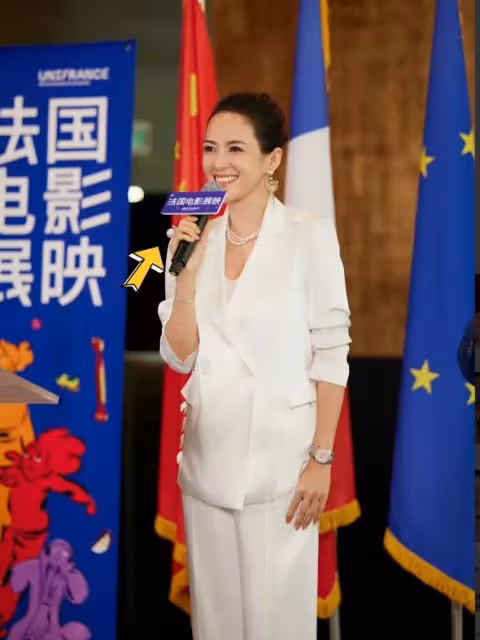 章子怡戴大珍珠主持法國電影展映開幕式，她談論起電影時在發光