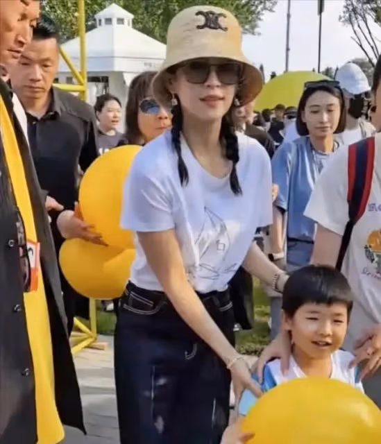 章子怡帶4歲兒子出席活動，小傢伙虎頭虎腦很帥氣，隨媽媽的顏值
