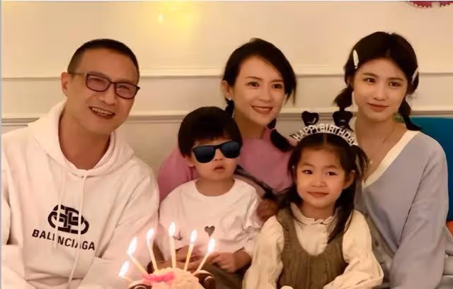 章子怡帶4歲兒子出席活動，小傢伙虎頭虎腦很帥氣，隨媽媽的顏值