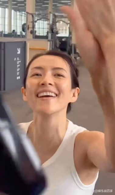 章子怡運動視頻曝光，素顏無濾鏡，網友嘲諷：不如森林北