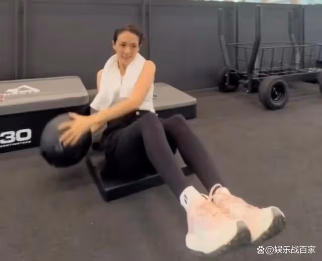 章子怡運動視頻曝光，素顏無濾鏡，網友嘲諷：不如森林北