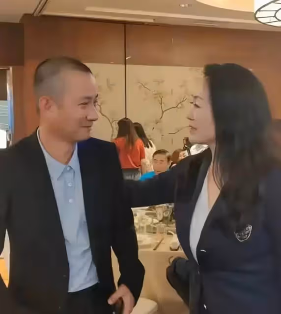42歲姚笛罕見現身,朋友圈直言3年不化妝沒戲拍,網友直呼認不出