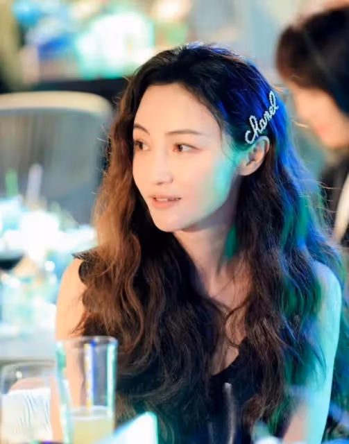 42歲姚笛罕見現身,朋友圈直言3年不化妝沒戲拍,網友直呼認不出