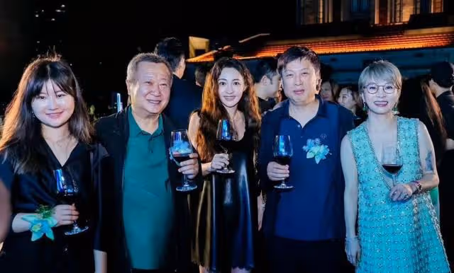 42歲姚笛罕見現身,朋友圈直言3年不化妝沒戲拍,網友直呼認不出