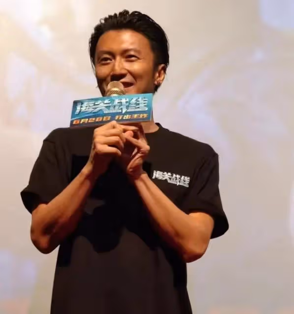 這一次,43歲素顏的謝霆鋒,給娛樂圈擦脂抹粉的男星上了一課