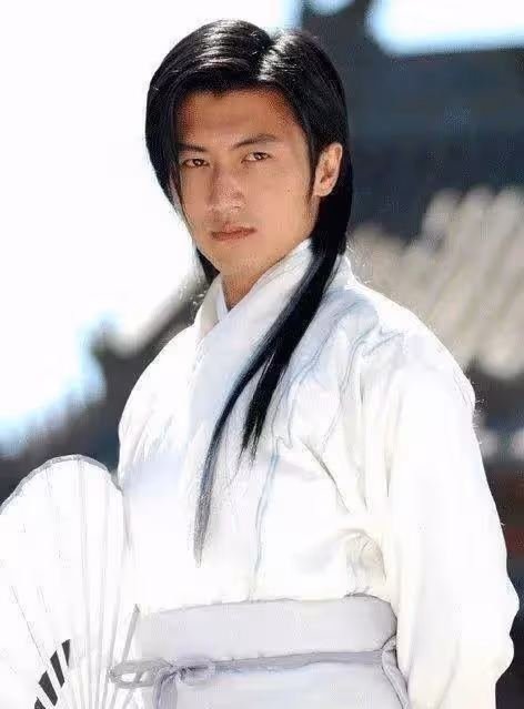 這一次,43歲素顏的謝霆鋒,給娛樂圈擦脂抹粉的男星上了一課