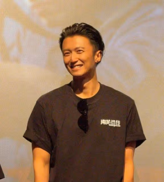 這一次,43歲素顏的謝霆鋒,給娛樂圈擦脂抹粉的男星上了一課