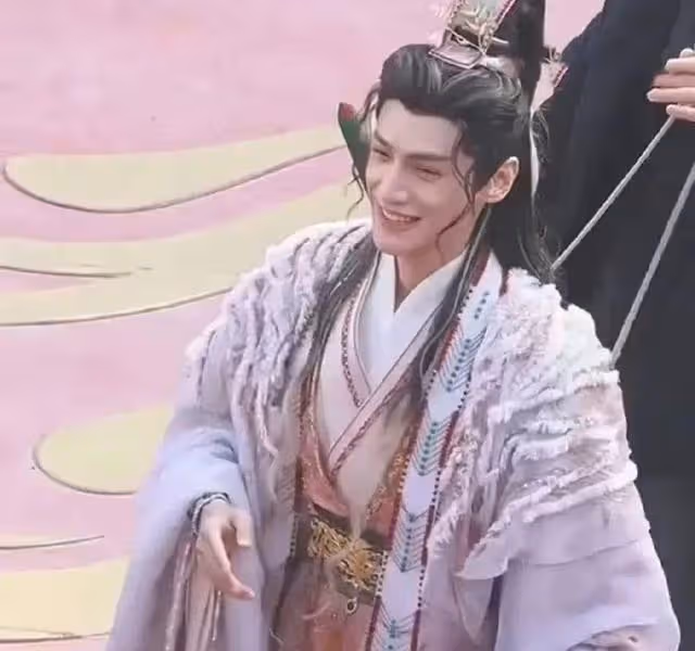 這一次,43歲素顏的謝霆鋒,給娛樂圈擦脂抹粉的男星上了一課