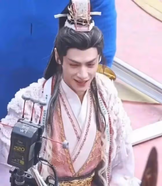 這一次,43歲素顏的謝霆鋒,給娛樂圈擦脂抹粉的男星上了一課