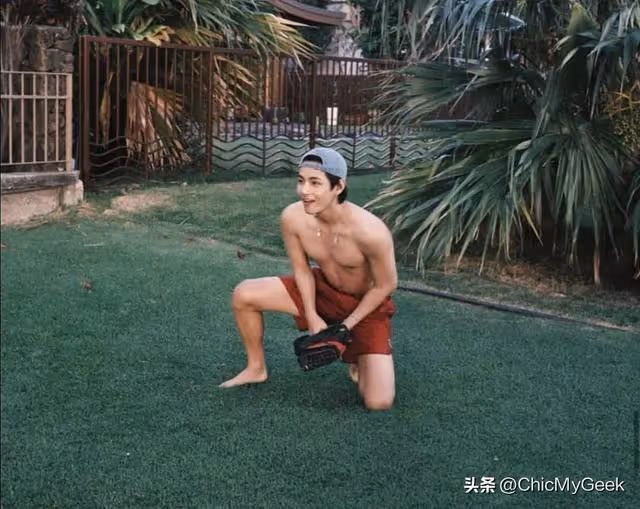 金泰亨出新寫真,裸上身大秀身材!