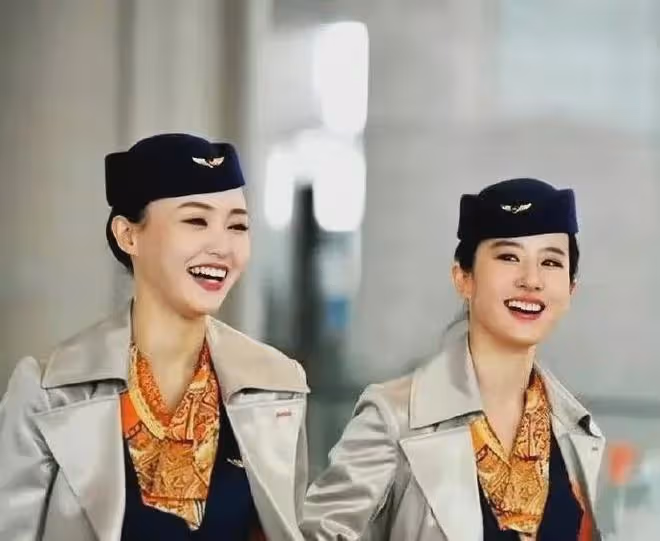 劉亦菲唐嫣空姐服舊照曝光如今一個珠圓玉潤一個玲瓏有致,誰更美
