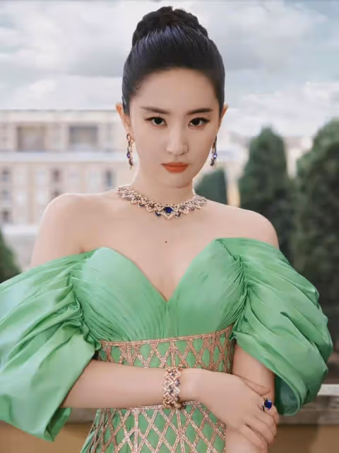 劉亦菲唐嫣空姐服舊照曝光如今一個珠圓玉潤一個玲瓏有致,誰更美