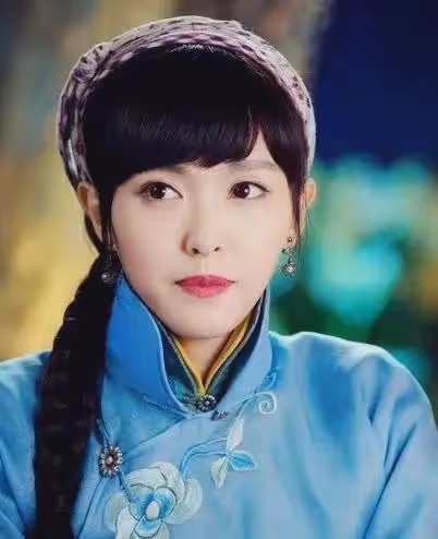 劉亦菲唐嫣空姐服舊照曝光如今一個珠圓玉潤一個玲瓏有致,誰更美