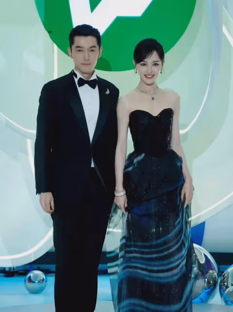 劉亦菲唐嫣空姐服舊照曝光如今一個珠圓玉潤一個玲瓏有致,誰更美